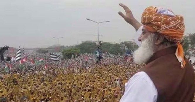 ملک میں سیاسی ماحول مزید کشیدہ ، مولانا فضل الرحمان کی کال پر سندھ اور بلوچستان سے قافلے آج روانہ ہونگے