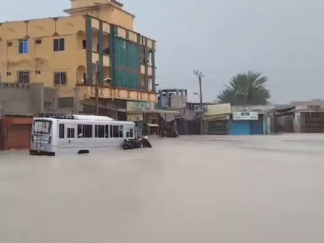 گوادر سمیت بلوچستان کے مختلف علاقوں میں موسلادھار بارش، سڑکیں بہہ گئیں