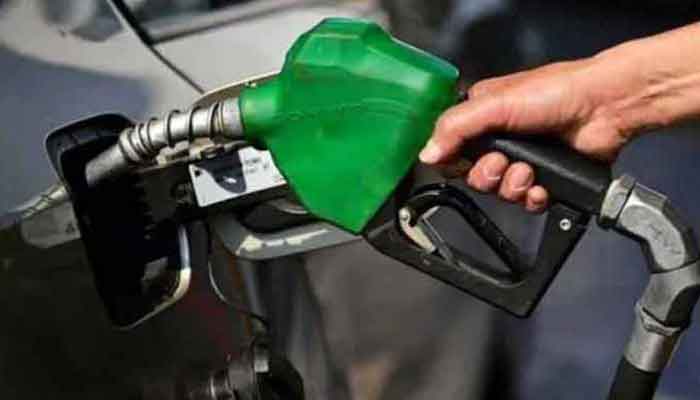 حکومت نے پیٹرول کی فی لیٹر قیمت میں 15 روپے سے زائد کی کمی کردی