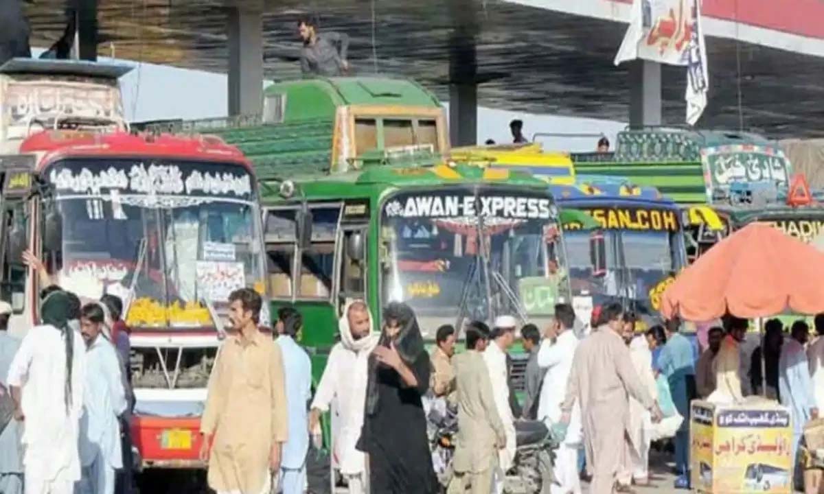 یہ ہوئی نہ بات ڈیزل میں کمی کے بعد پبلک ٹرانسپورٹ کرایوں میں کمی،،شہریوں میں خوشی کی لہر دوڑ گئی