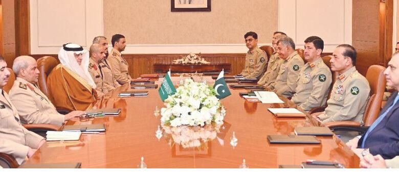 کمانڈربحرین نیشنل گارڈ جنرل شیخ محمد بن عیسٰی کیساتھ باہمی دلچسپی کے امور پر تبادلہ خیال ،فیلڈ مارشل کا بحرین کیلئے پاکستان کی مسلسل حمایت کا اظہار